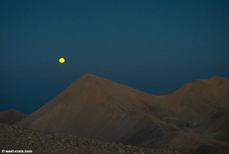 Full moon rising in the White Mountains  - Click on the image to enlarge