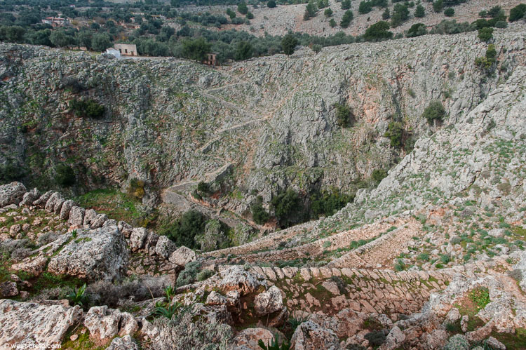 The path crossing the gorge of Aradena - click on the image to enlarge The path crossing the gorge of Aradena - click on the image to enlarge