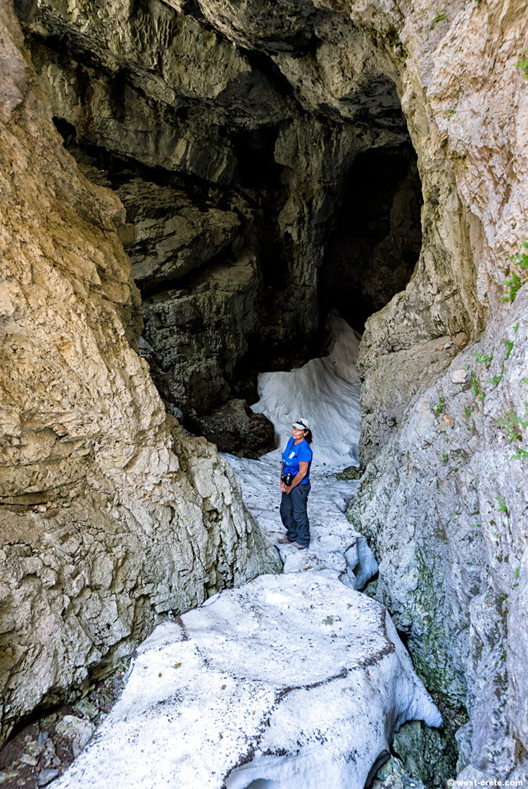 Snow cave - click on the image to enlarge Snow cave - click on the image to enlarge