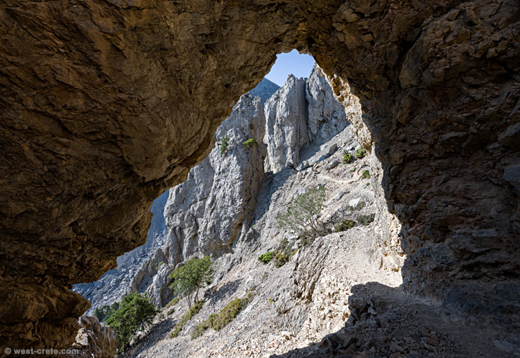 Rock arch on the way to Gingilos - click on the image to enlarge Rock arch on the way to Gingilos - - click on the image to enlarge