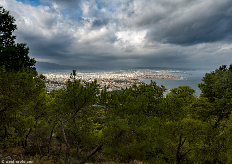 View of Chania from Venizelos Graves - click on the image to enlarge View of Chania from Venizelos Graves
- click on the image to enlarge