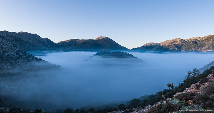Morning fog in Askyfou - click on the image to enlarge Morning fog in Askyfou
- click on the image to enlarge