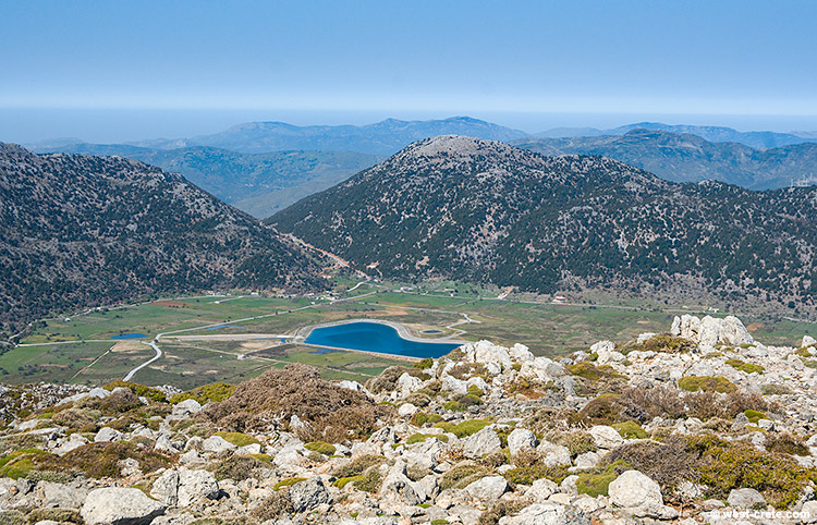 The plateau of Omalos seen from the summit of Koukoule - click on the image to enlarge The plateau of Omalos seen from the summit of Koukoule
- click on the image to enlarge