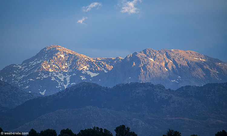 Evening light on Volakias and Gingilos - click on the image to enlarge Evening light on Volakias and Gingilos
- click on the image to enlarge