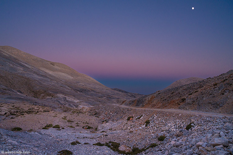 Dusk in the Ammoutsera valley - click on the image to enlarge Dusk in the Ammoutsera valley
- click on the image to enlarge