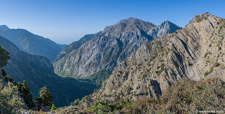The gorge of Samaria from above - click on the image to enlarge The gorge of Samaria from above
- click on the image to enlarge
