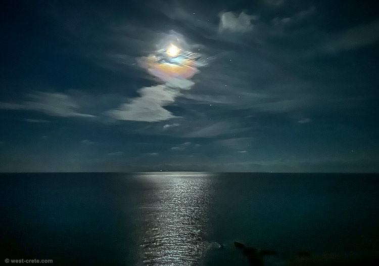 Moon and clouds in Frangokastello - click on the image to enlarge Moon and clouds in Frangokastello
- click on the image to enlarge