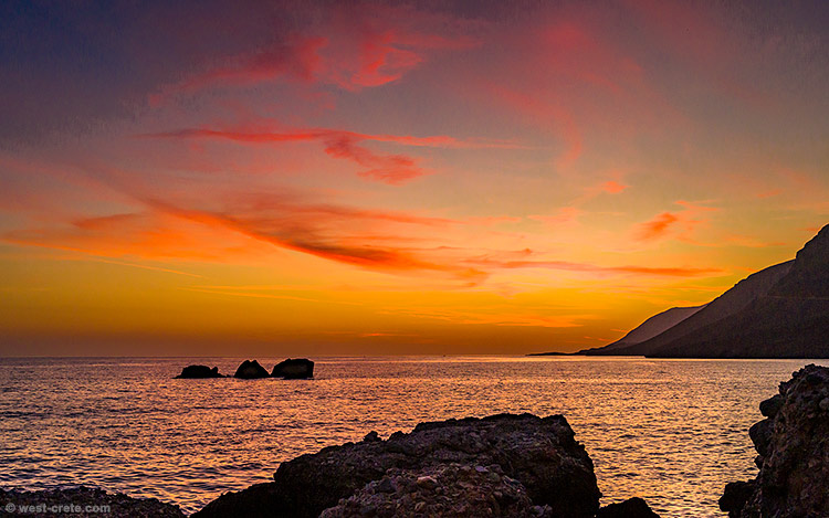 After sunset in Hora Sfakion - click on the image to enlarge After sunset in Hora Sfakion
- click on the image to enlarge