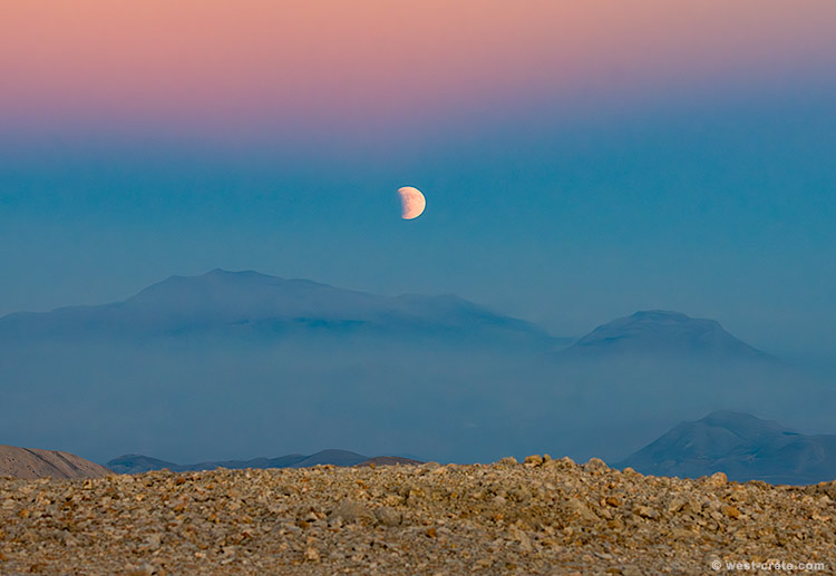 A moon eclipse in the mountains - click on the image to enlarge A moon eclipse in the mountains - click on the image to enlarge