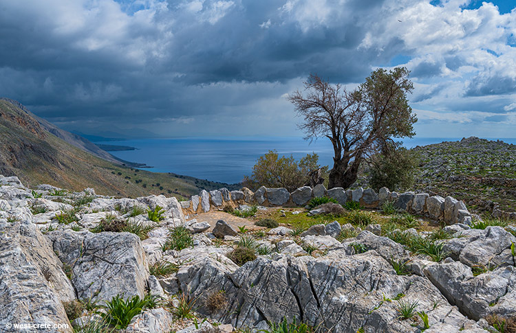 A threshing floor above Livaniana - click on the image to enlarge A threshing floor above Livaniana - click on the image to enlarge