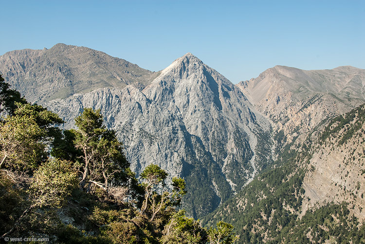 The summits of Volakias, Gingilos, Strifomadi and Psilafi- click on the image to enlarge The summits of Volakias, Gingilos, Strifomadi and Psilafi - click on the image to enlarge